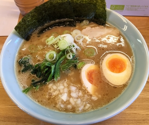 「らーめん＋味付け玉子＋たまねぎ（記念価格￥650＋￥100）」@横浜家系らーめん 珀竜家の写真