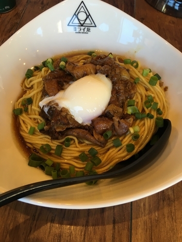 「牛煮込みまぜそば (温玉で） 800円」@noodle kitchen ミライゑの写真