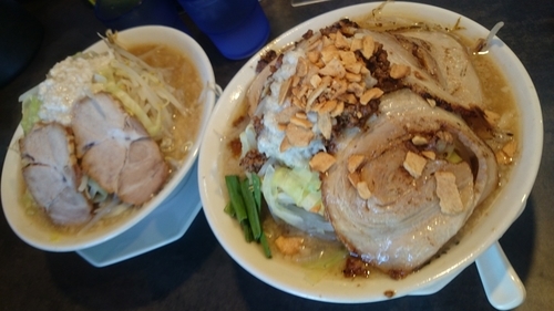 「バラスタ 小 980円 野菜 アブラ 増し」@ガツ盛りラーメン バンブル 西浦和店の写真