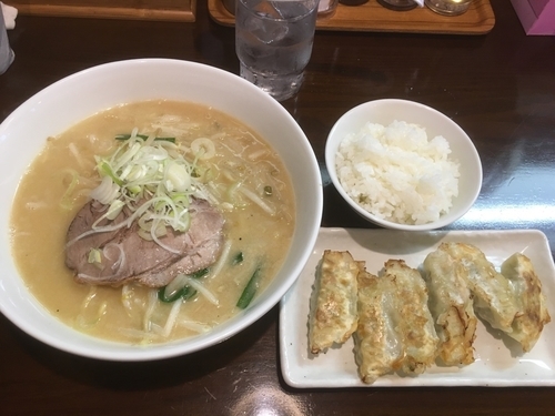 「味噌らーめん680円、餃子380円、半ライス（無料）」@らーめん大慶の写真