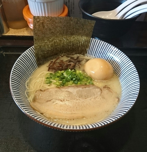 「豚骨味玉ラーメン + 替え玉」@大黒屋本舗 春日部店の写真