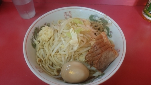 「汁なし大盛ラーメン、ニンニク、魚粉、味玉」@ラーメン二郎 環七一之江店の写真