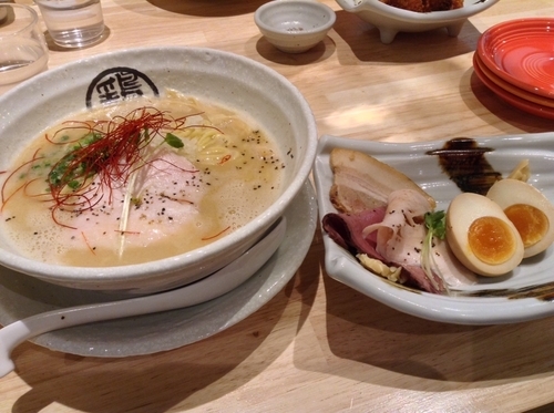 「濃厚とりぱいたん 全部のせ(煮玉子・ローストビーフ・鶏チャーシュ」@らーめん熱田 鶏白湯 鶏神 イオンモール熱田店の写真