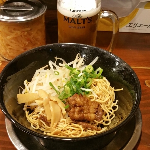 「まぜそば並盛(４５０円)　生ビール(５００円)」@徳島ラーメン 麺王 徳島駅前本店の写真