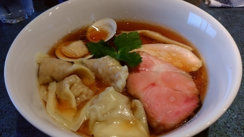 「醤油ラーメン＋ワンタン」@とものもとの写真