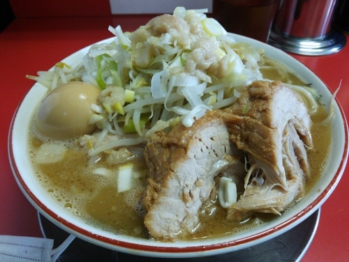 「ラーメン  中  豚まし ネギ アブラ 味玉」@ジャンプの写真