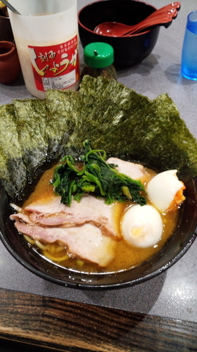 「チャシューメン並　のり　辛ネギ　白玉」@家系総本山 ラーメン吉村家の写真