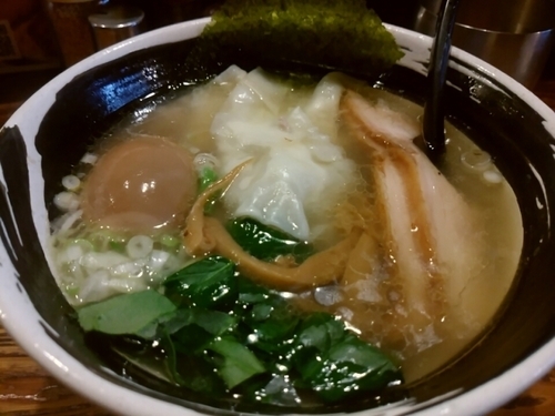 「鶏塩ワンタン麺930円+味玉」@麺場 浜虎 横浜店の写真
