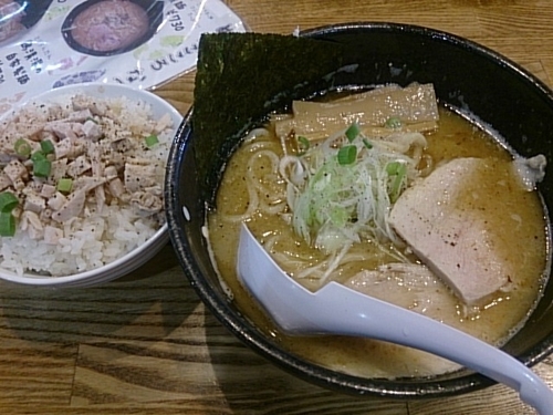 「鶏白湯の自家製麺 ＋魚粉 鶏チャーシュー仕度中」@めんごころ なつの写真