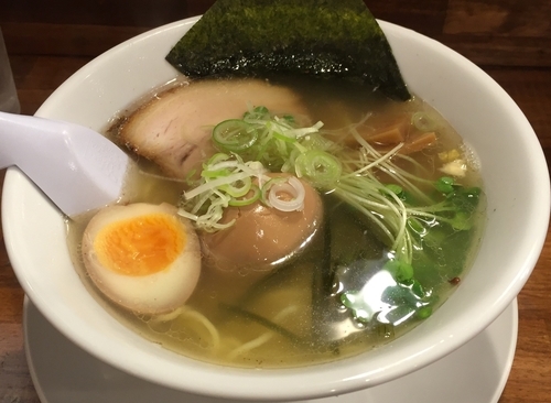 「和風塩ラーメン＋大盛り＋味玉（￥750＋サービス＋￥100）」@らーめん秀鳳の写真