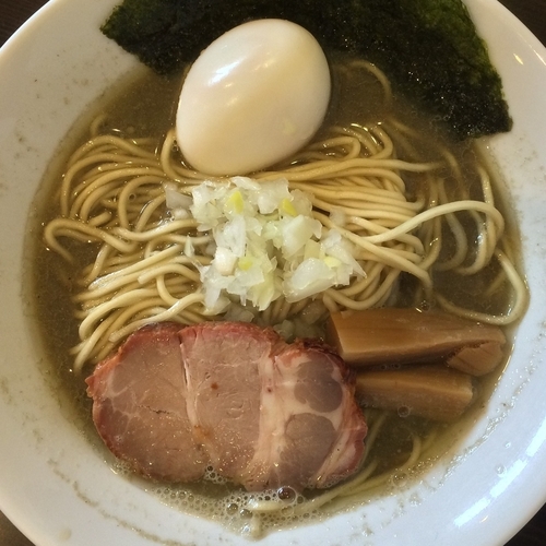 「純煮干そば ¥750円（味玉＋100円）」@活龍煮干そば専門店 にぼしのなみの写真