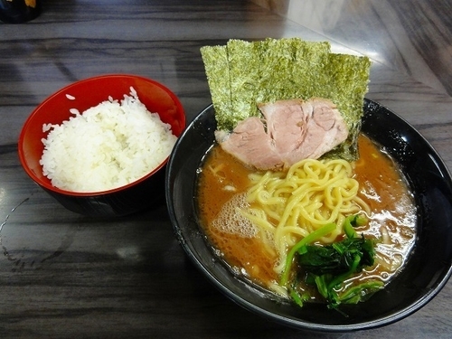 「ラーメン680円麺かため　ライス並」@横浜家系らーめん 武術家の写真