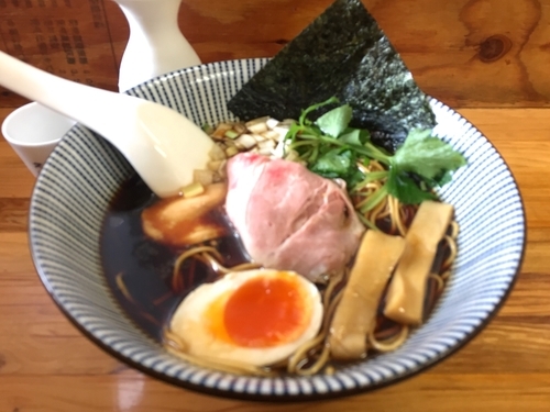 「日本酒（文楽）＋煮干しそば黒醤油」@中華そば よしかわの写真