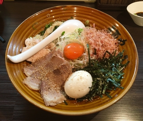 「まぜそば 特製トッピング」@麺や でこの写真