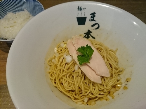 「鶏油そば￥480＋一口ごはん（鶏油そば用）￥50＝￥530」@麺やまつ本の写真