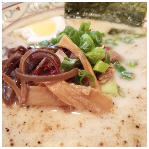「あっさり豚骨ラーメン（バリカタ・辛子高菜付）」@ラーメンゆうやの写真