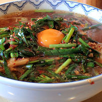 「韮玉ラーメン＋大盛」@らーめん でくの坊の写真