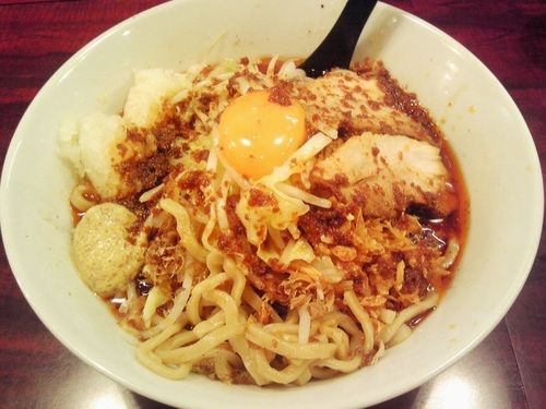 「まぜ（タマネギ・チーズ・ニンニク）￥750・赤￥50」@ゴリラーメンの写真