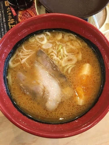 「濃厚旨辛味噌ラーメン360円」@無添 くら寿司 井草八幡宮店の写真