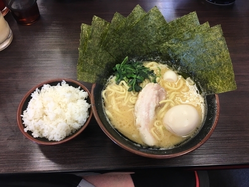 「ラーメン（醤油）海苔増し、クーポン味玉＋小ライス」@横浜家系ラーメン 大黒家の写真