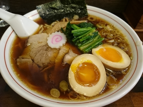 「しょうゆラーメン700円＋味玉100円」@オランダ亭の写真