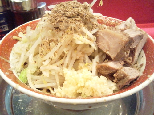 「マゼタロー麺少なめ、削り節、にんにく800円」@ラーメンタロー 大森の陣の写真