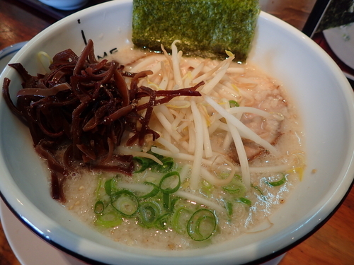 「ＨＡＪＩＭＥらーめん＋キクラゲ」@とんこつラーメン ハジメ 本店の写真