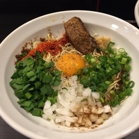 煮干しそば＋牛脂のあえ玉（牛煮込み&卵黄トッピング）1,050円