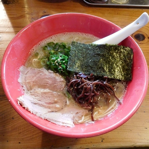 「ラーメン（650円）＋からし高菜（50円）」@元祖長浜 大学ラーメンの写真