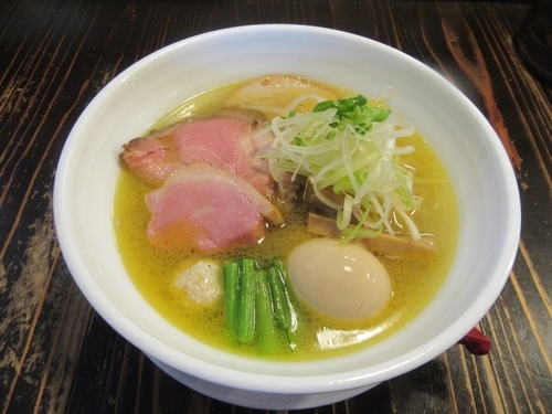 「吉田商店　麺や而今コラボ　芳醇貝出汁塩そば（７００円）＋味玉」@吉田商店の写真