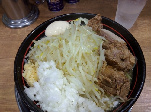 「小ラーメン(ヤサイマシニンニクマシアブラタマネギ)　味玉」@麺でる 真紅 大岡山店の写真