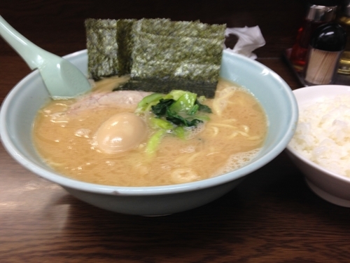 「ラーメン中盛り＋味玉＋ライス  1000円」@とんぱた亭 片倉町店の写真