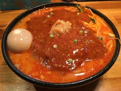 「味玉どて辛めん 中盛 辛さ普通 ニンニク少なめ あぶら少なめ」@どてちん 習志野店の写真