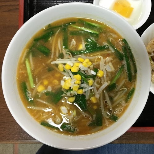 「みそらーめん＋半チャーハン840円（デザート付）」@聖華楼の写真