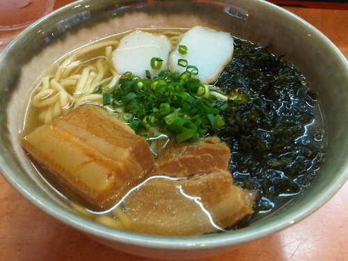 「アーサそば」@沖縄そば やんばる 新宿本店の写真