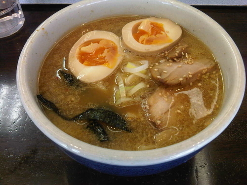 「しょうゆらーめん(870円)+香味玉子(120円)」@らーめん 山頭火 渋谷店の写真