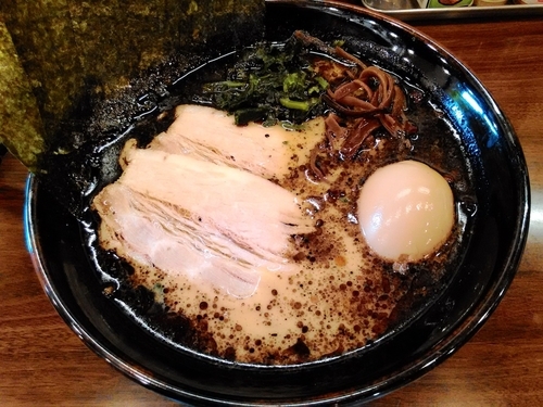 「家系黒ラーメン」@三竹製麺所の写真