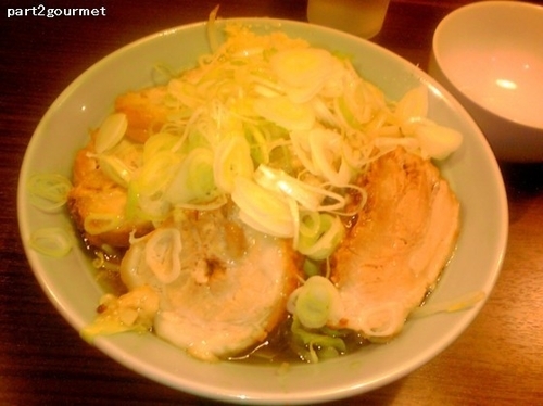 「ラーメン小豚+ネギ 「ニンニクアブラ」(910円)」@かじろうramen7の写真