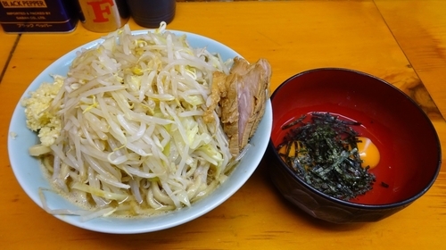 「ラーメン（700円）＋生とじ玉子　ヤサイニンニクカラメ」@ラーメン二郎 新橋店の写真