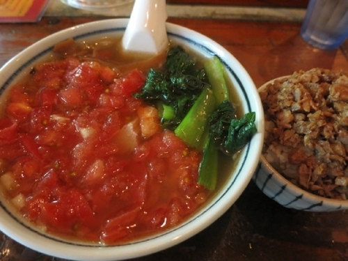 「しおトマトらぅめん 700円 ＋ とくやのごはん 100円」@らぅめん とくやの写真
