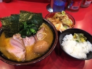 「チャーシュー大盛り＋味玉＋野菜畑」@家系総本山 ラーメン吉村家の写真