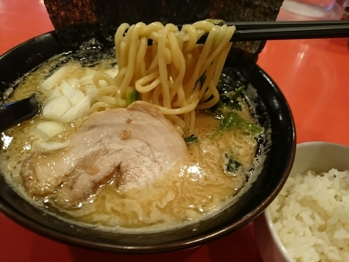 「豚骨ラーメン(醤油)690円+ライス(サービス)」@希家の写真