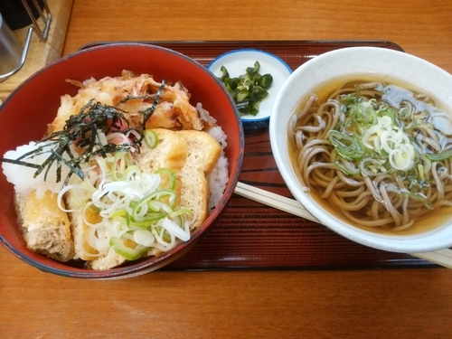 「女形谷丼セット（ミニそば）690円」@女形谷下りパーキングエリアの写真