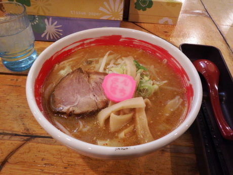 「ハーフラーメン（味噌）」@ラーメンさんぱち 恵庭店の写真