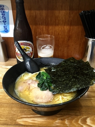 「らーめん・麺バリ固＋替玉・キリンラガー中瓶」@せい家 三鷹店の写真