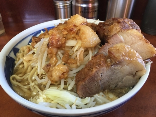 「ぶた小ラーメン（ﾆﾝﾆｸｽｸﾅﾒ ｱﾌﾞﾗ）」@ラーメン二郎 めじろ台法政大学前店の写真