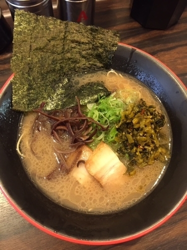 「博多豚骨ラーメン600円＋辛子高菜100円」@博多ラーメン もつ真路の写真