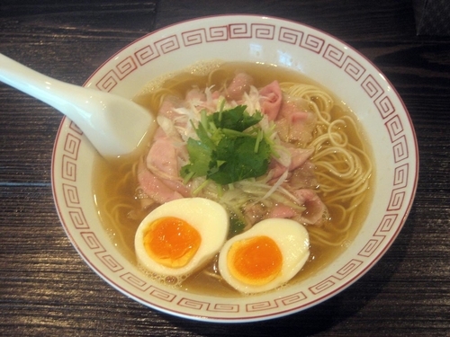 「特製煮干しそば塩（写真）＋中華そば醤油」@中華そば 向日葵の写真