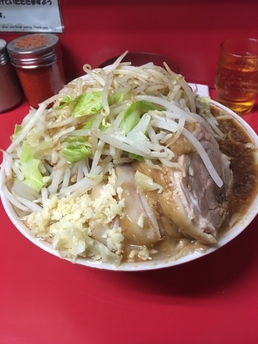 「大豚＋生卵＋ニンニク多めヤサイカラメ 1000円」@ラーメン二郎 千住大橋駅前店の写真
