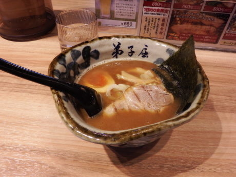 「魚介しぼり醤油　スモール」@弟子屈ラーメン 新千歳空港店の写真